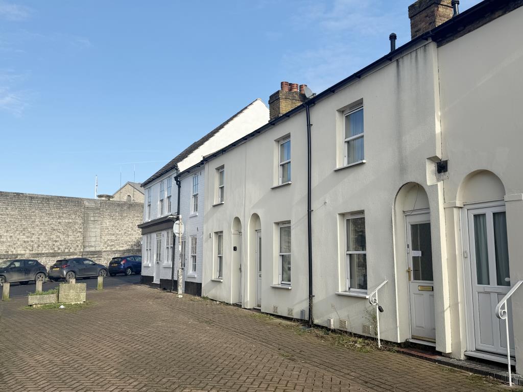 Lot: 63 - TOWN CENTRE HOUSE IN NEED OF IMPROVEMENT - Street scene of house in need of improvement